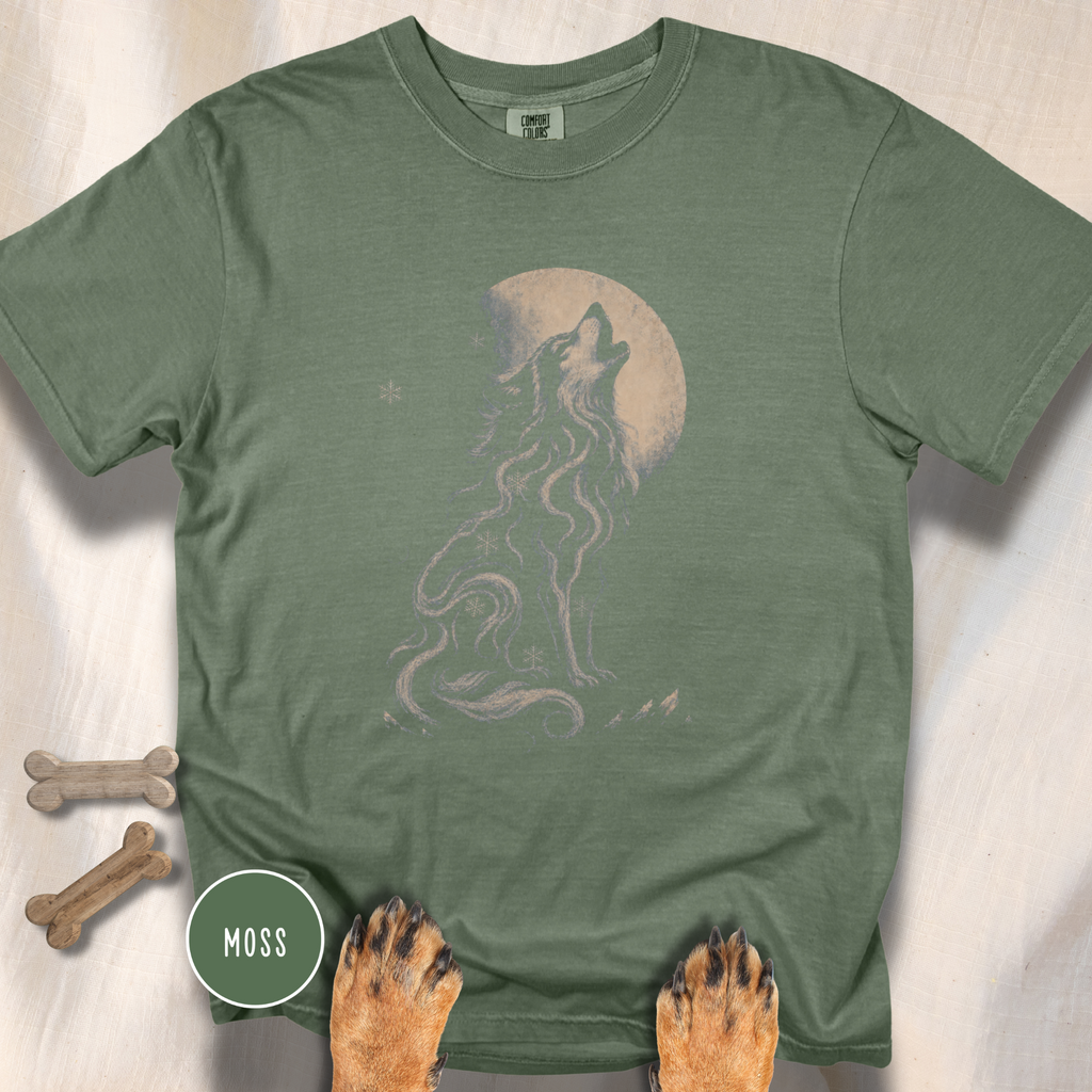 Snow Wolf Howls at the Moon  T-shirt