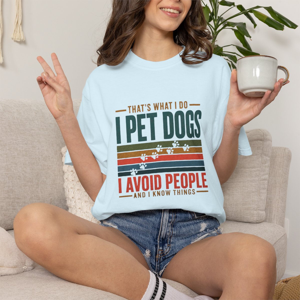 I Pet Dogs and Know Things T-shirt