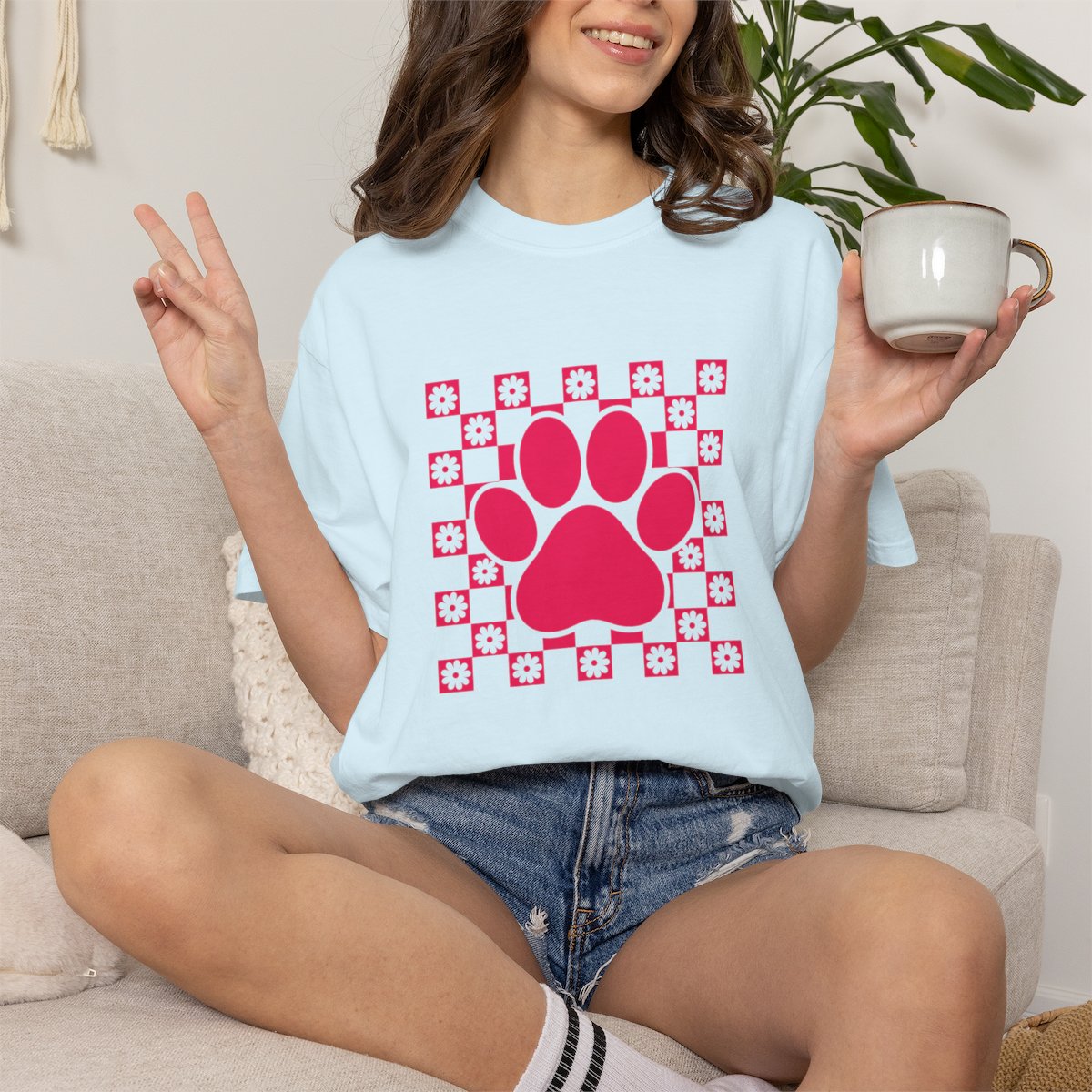 Retro Pink Daisy Grid Paw Print T-shirt
