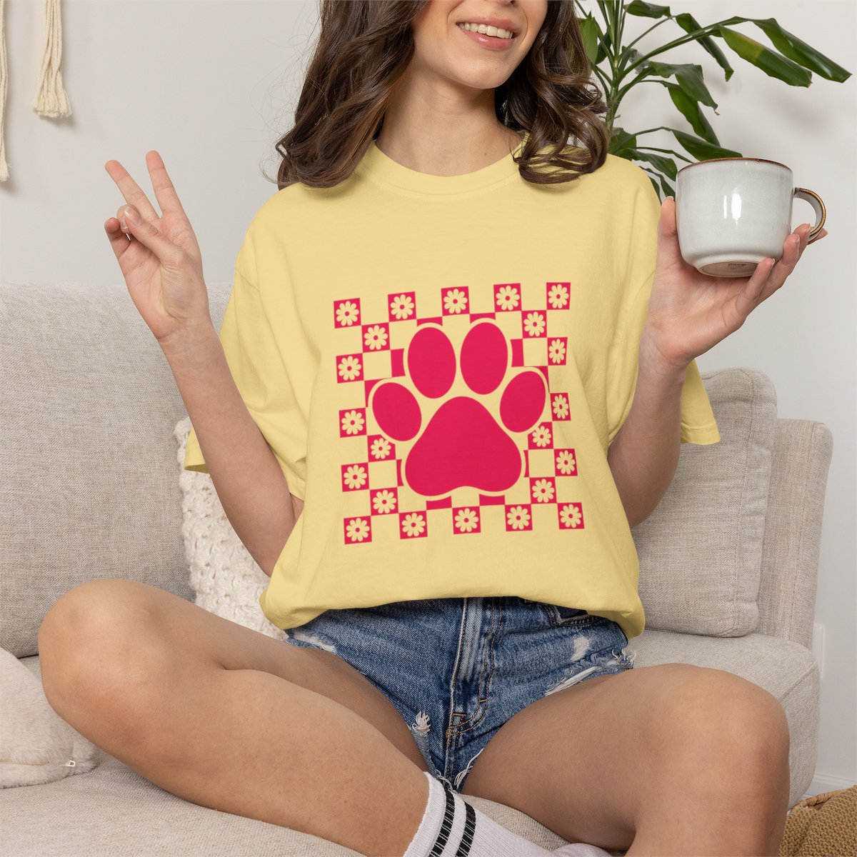 Retro Pink Daisy Grid Paw Print T-shirt